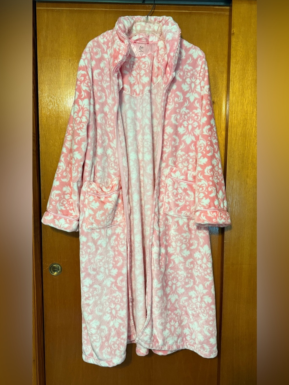Aria Pink & White Floral Plush Hooded Robe